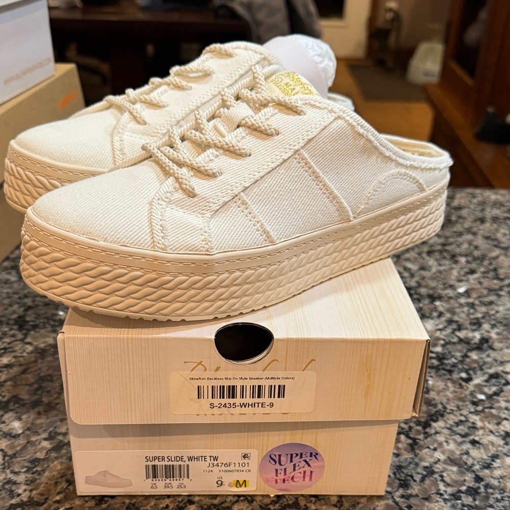 NIB Blowfish Malibu canvas slide in white, women’s size 9